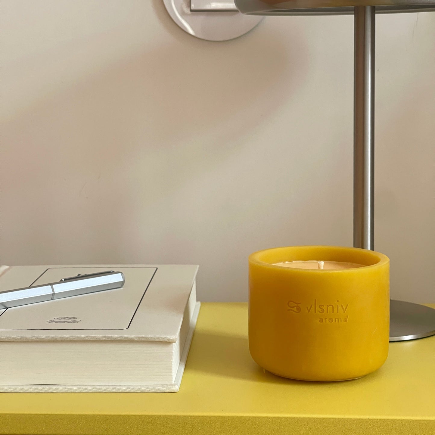 Свічка «Aura», циліндр, 220 г — морський вітер і зелене листя