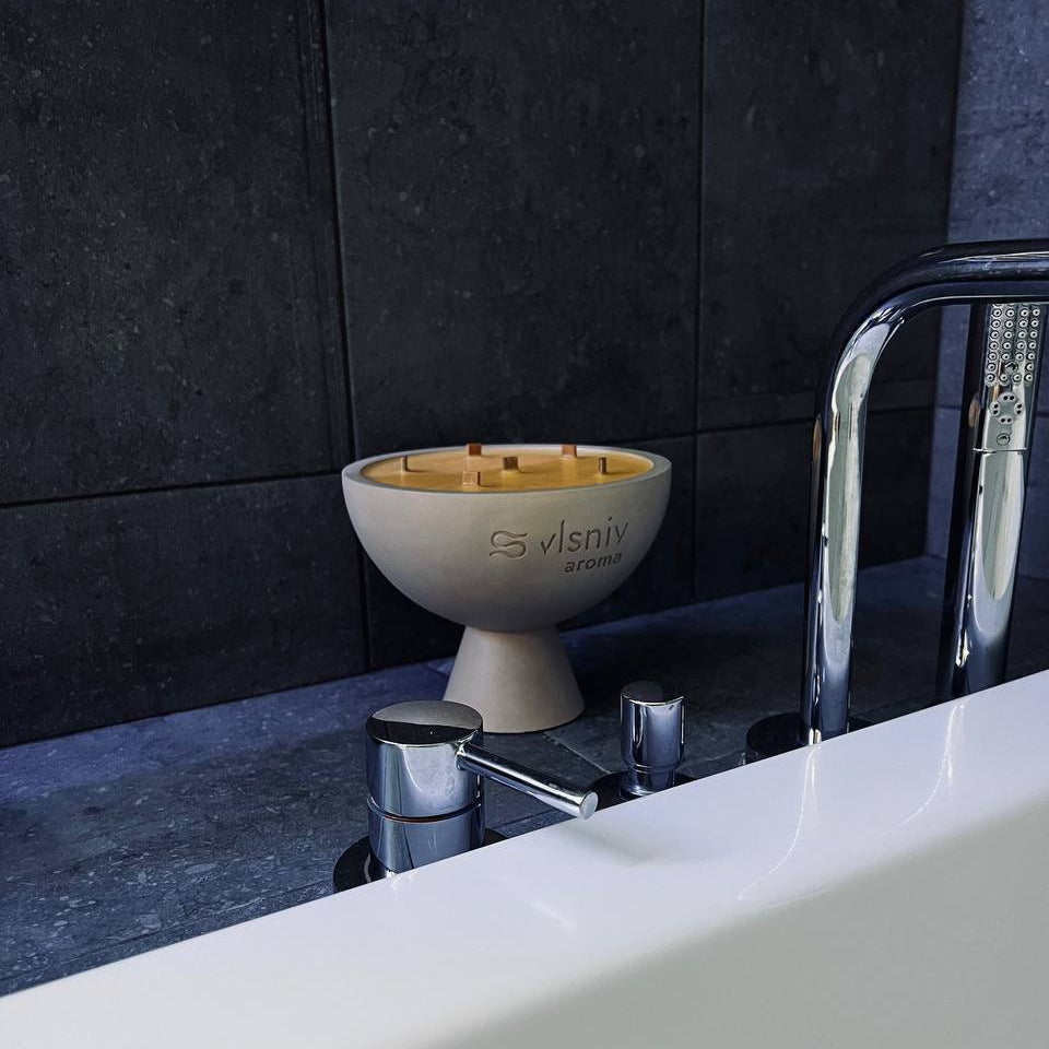 Соєва свічка «Rituals» чаша, 520 г — димно-свіжий аромат уду та ладану