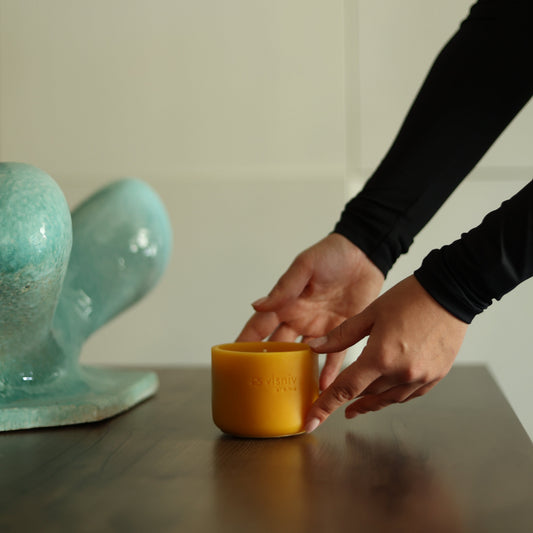 Свічка соєва Karma "Beesoul", циліндр, 220 г — лаванда, амбра і шавлія Vlsniy.aroma